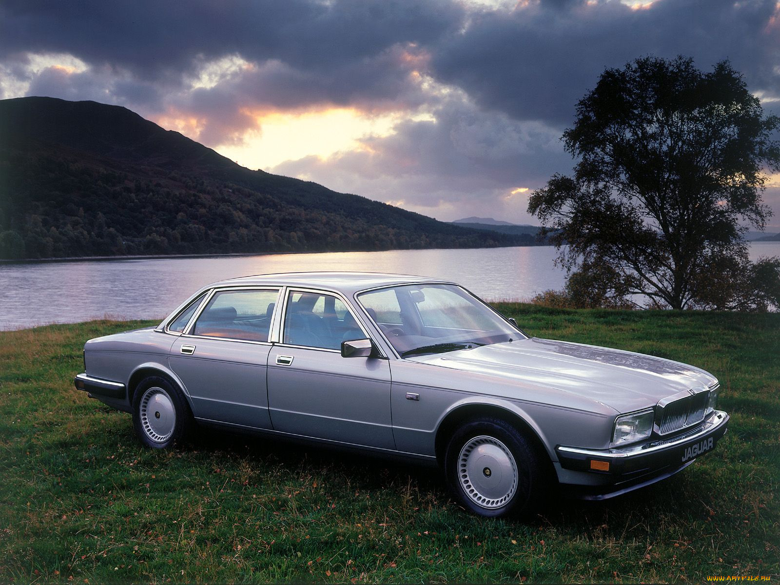 Старая 40. Jaguar xj40 Sovereign. Ягуар XJ 1986. Jaguar xj6 1986. Jaguar xj6 Sovereign.